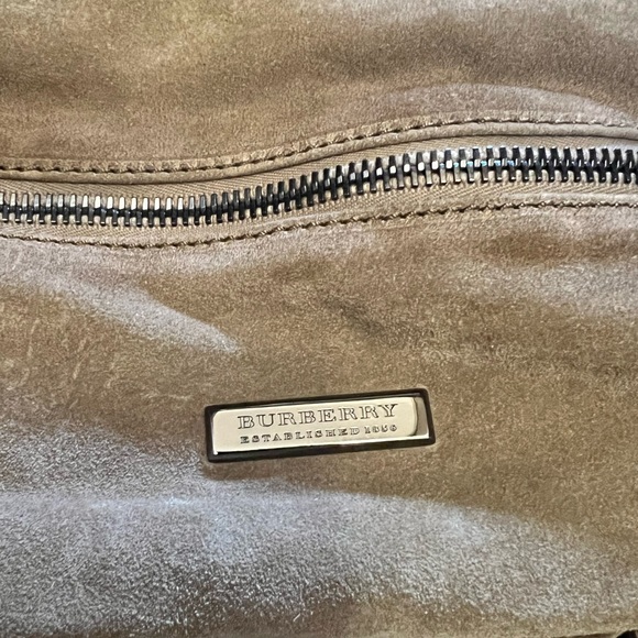 Burberry Suede Boho Bag - Luxurious statement piece! - Picture 4 of 12